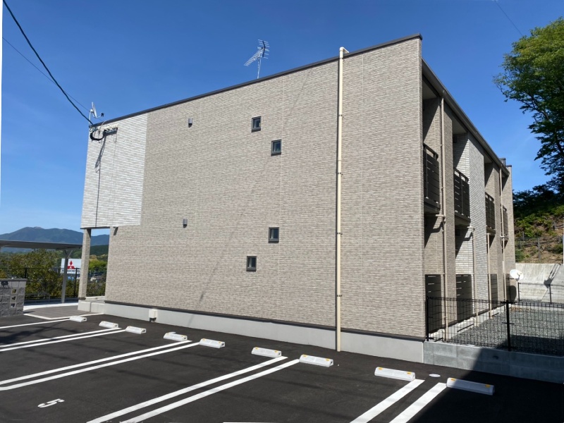 新飯塚駅よりバス7分 築5年6ヶ月 2階建の賃貸物件